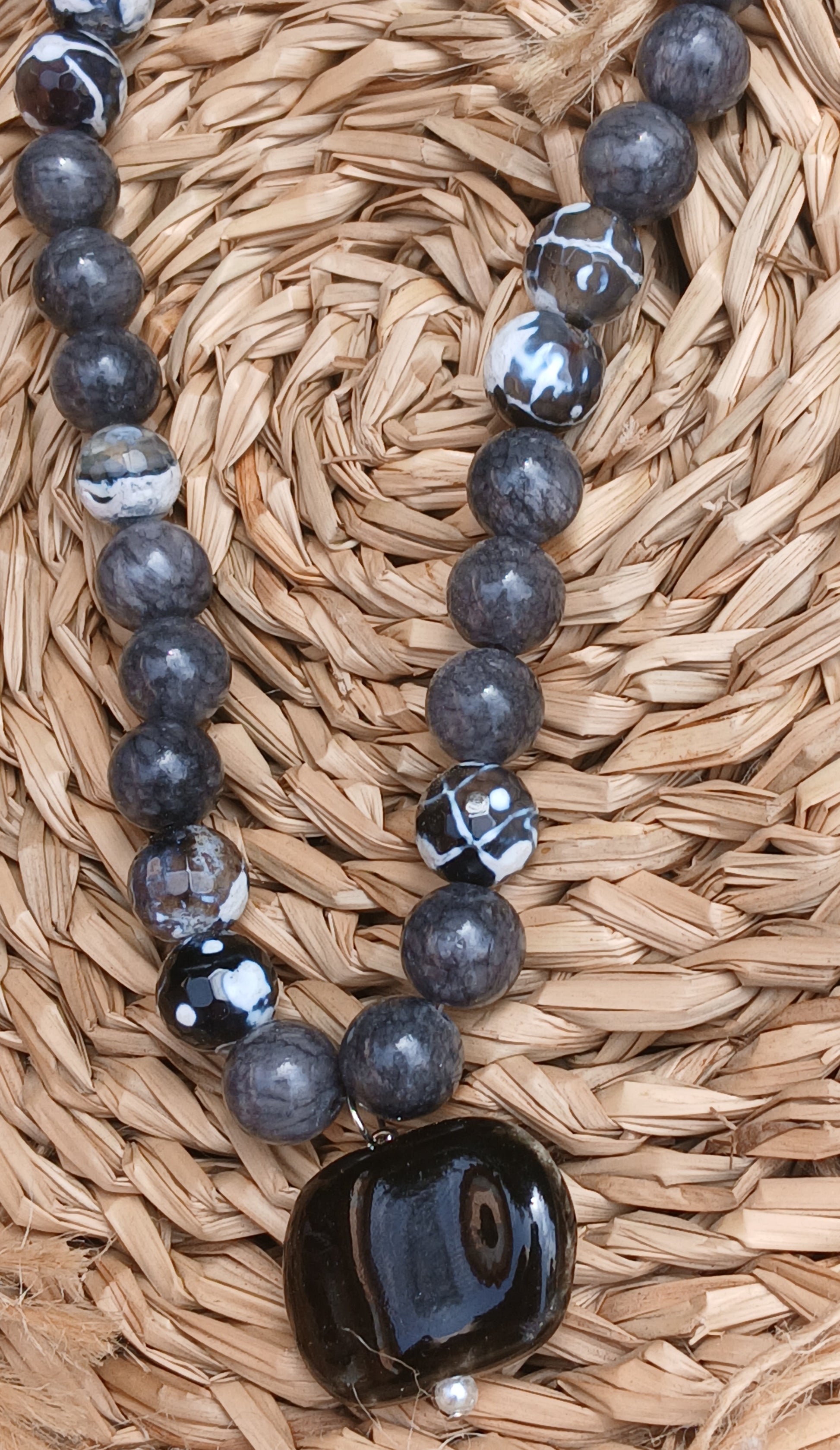 Collar bolas negras