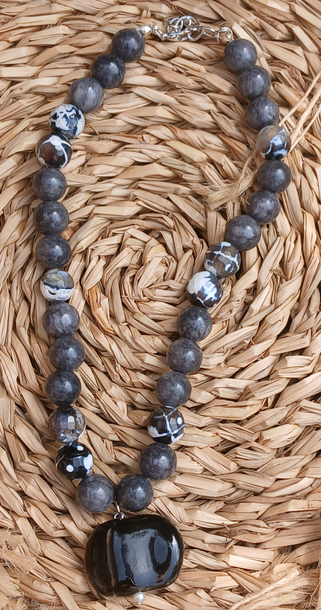 Collar bolas negras