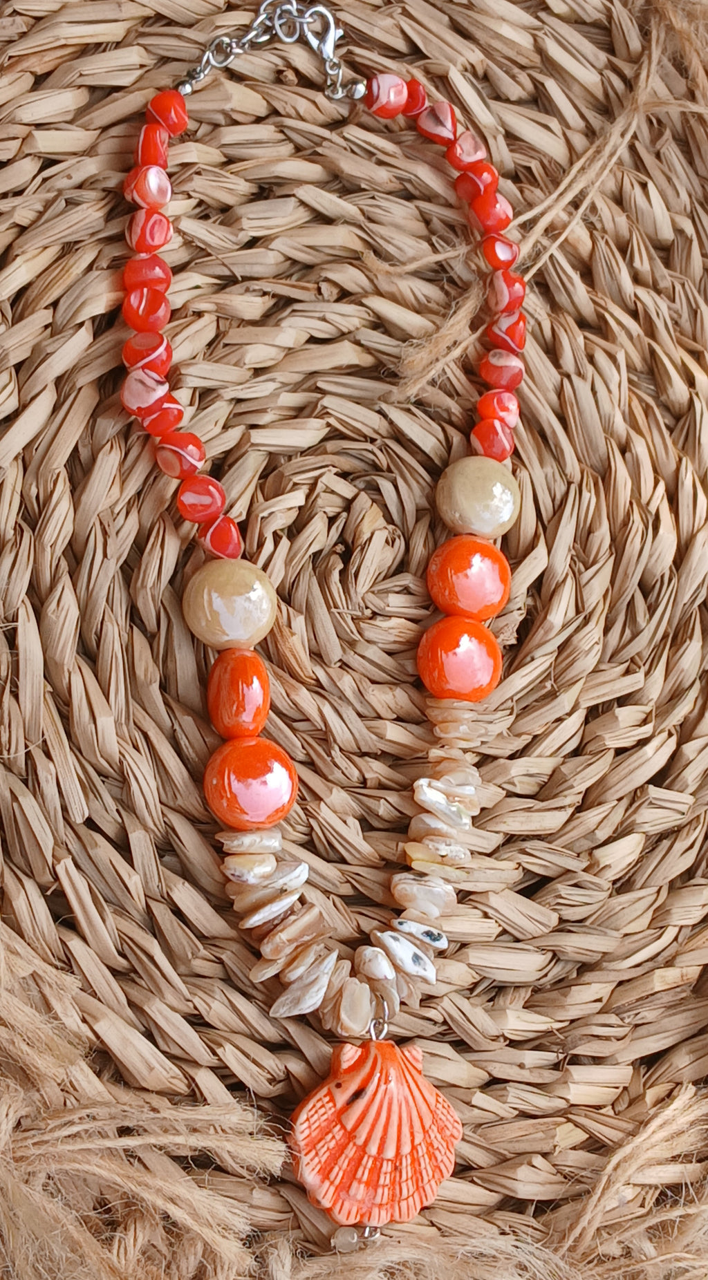 Collar naranja concha
