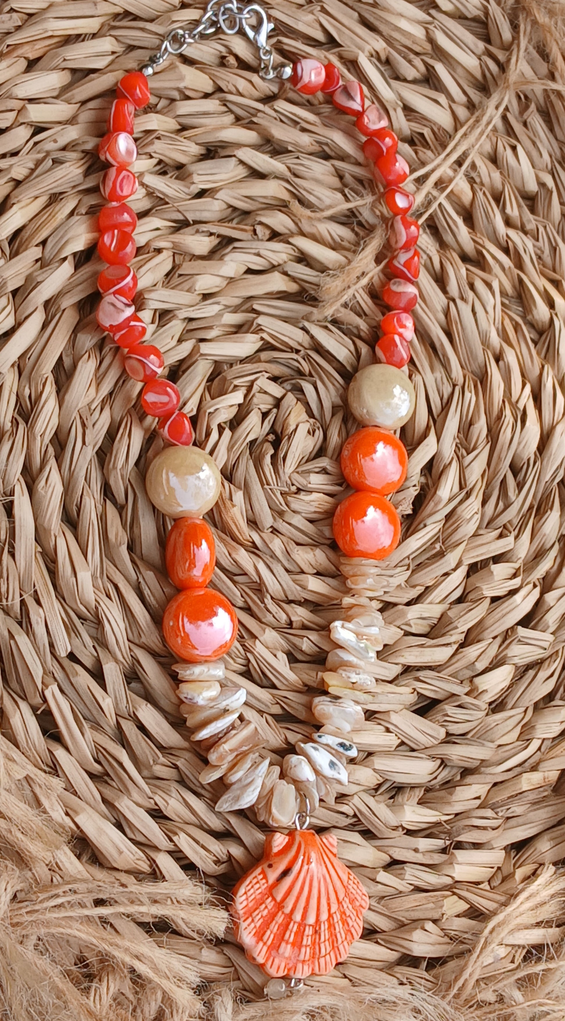Collar naranja concha