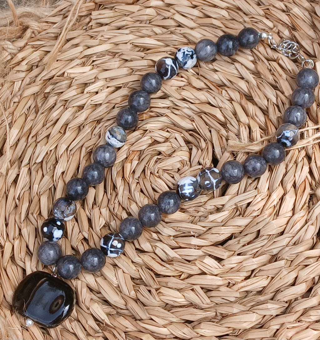 Collar bolas negras