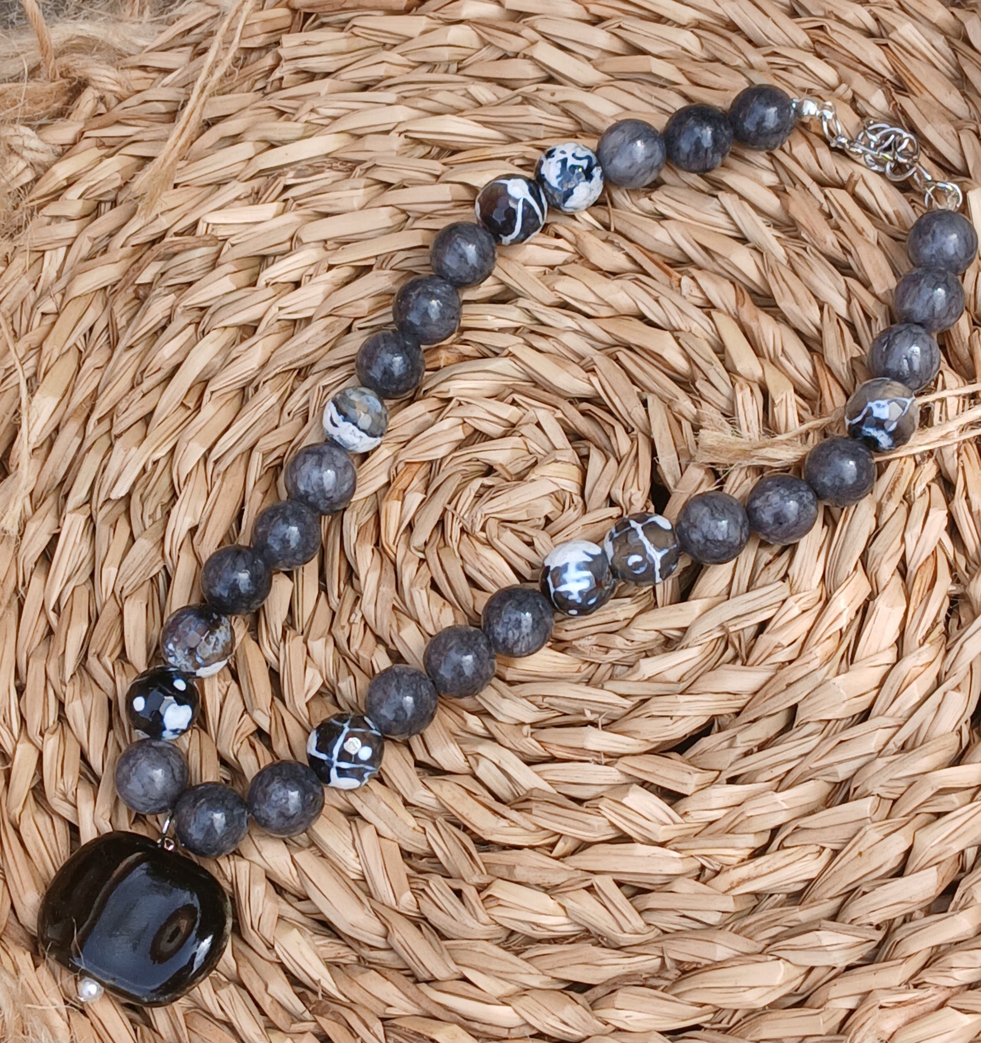 Collar bolas negras