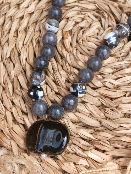 Collar bolas negras